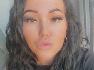 Cheeky_Busty_Bella