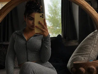AlluringBrunette