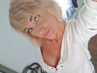 elivecams.com bambie777777 livesex profile in gagging cams