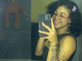 Chloehot33 webcam