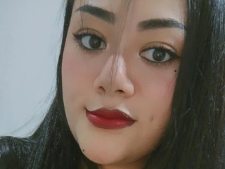 Gloria_curvy