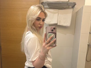 Hollyannee webcam profile - British