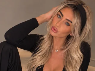 KhloeKissesXXX