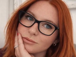 Missredsxxx Blue Eyes webcam from United Kingdom