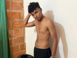 Nickfrox23cm Live Webcam on Streamate