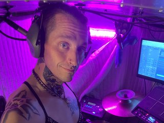 Trashydrummer webcam