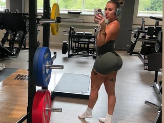 Bustyblondeharlow