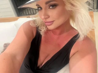 Royalblonde69 profile picture