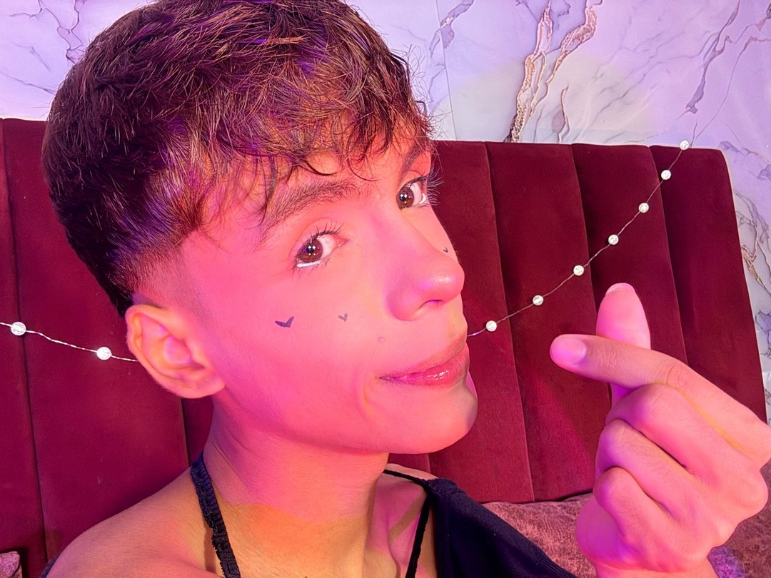 ADRIAN_SOFT — LIVE on Streamate