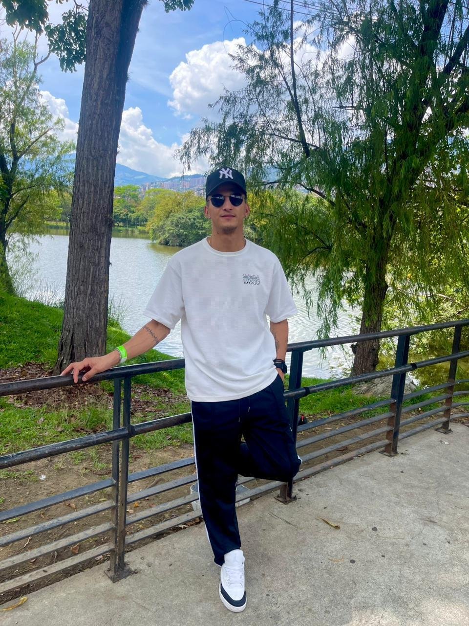 Adams_pitter — LIVE on Streamate