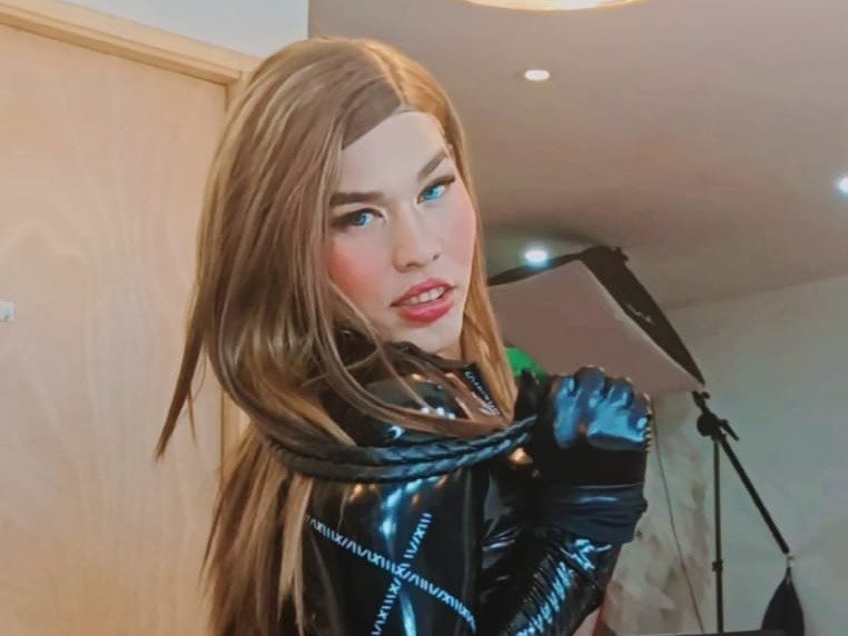 AlexaBravva121 — LIVE on Streamate