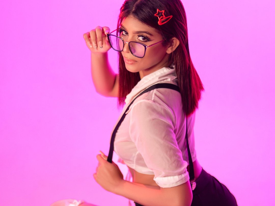 AlinaSweet121 — LIVE on Streamate