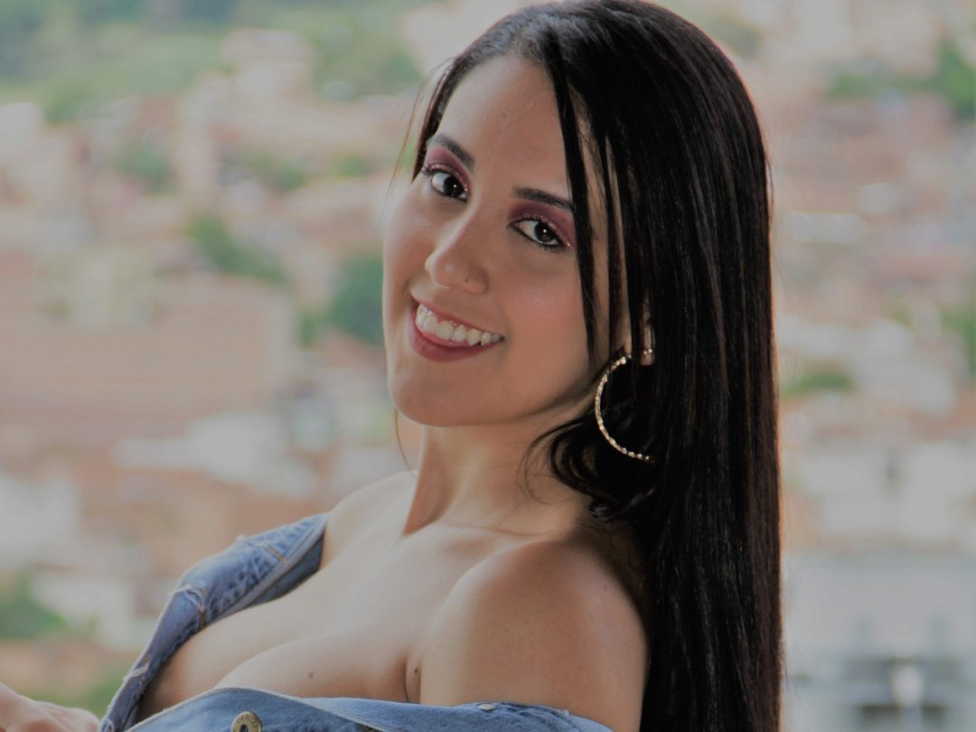 Chelsea_antonella18 — LIVE on Streamate