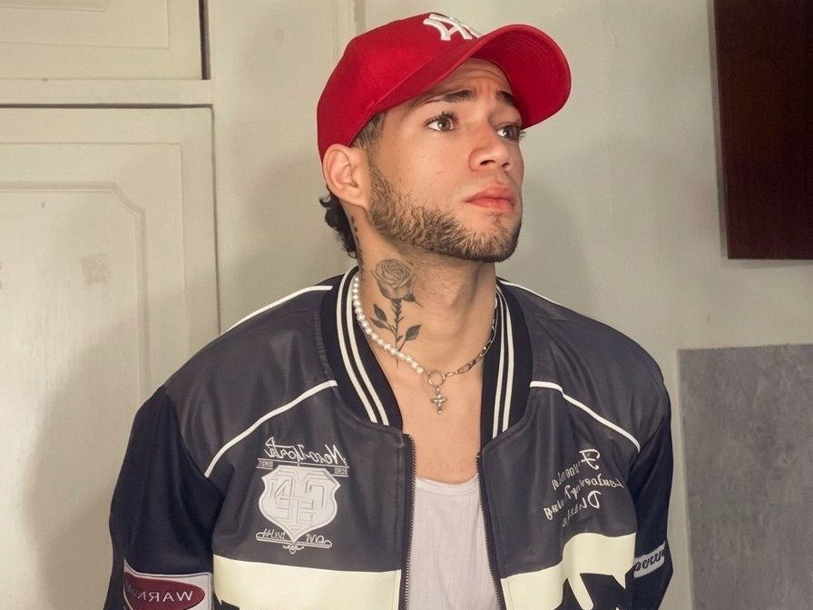 Daniel_huge22 — LIVE on Streamate