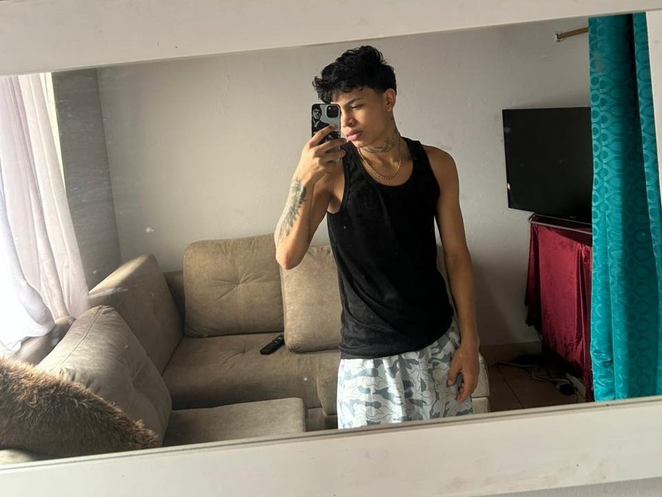 Dogan_Renzo0 — LIVE on Streamate