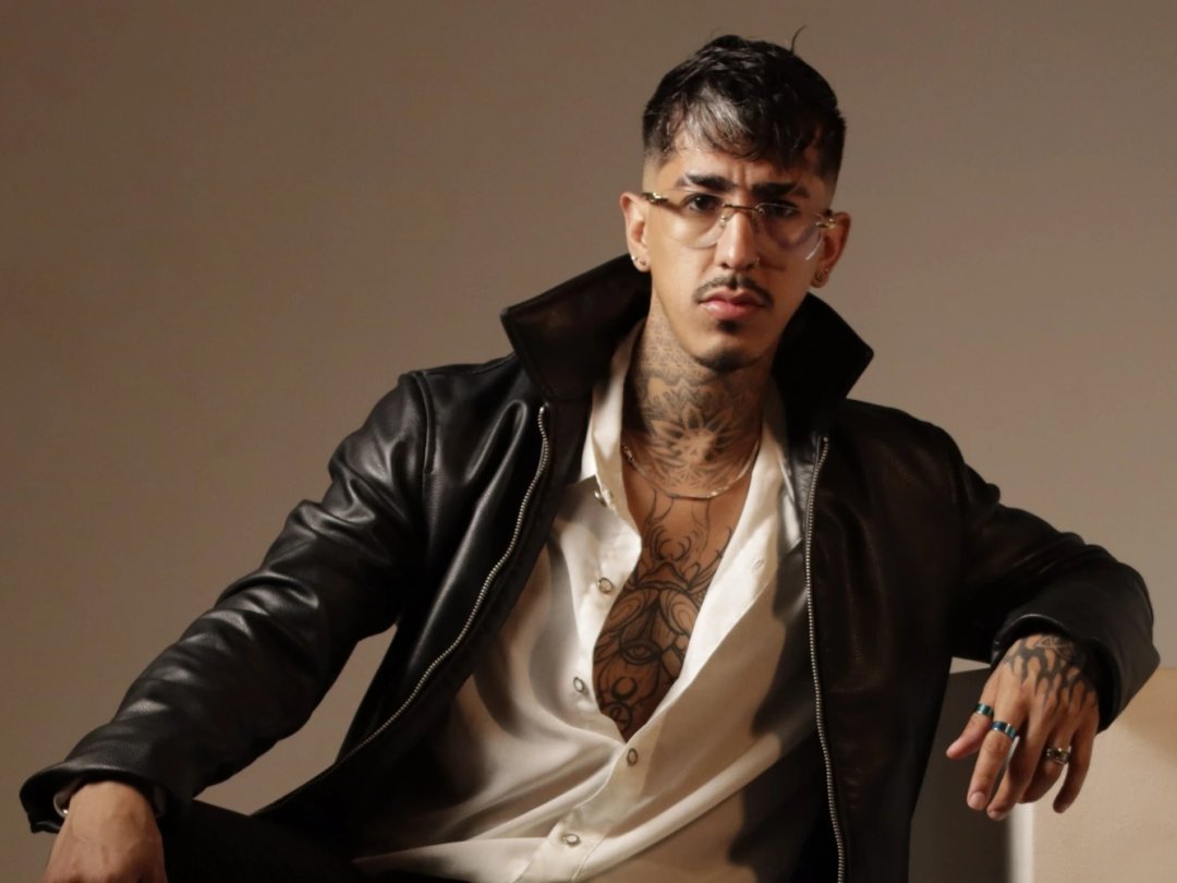 Donovan_Desmond — LIVE on Streamate