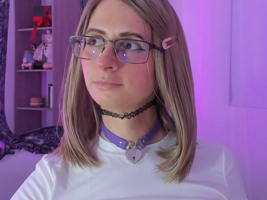 EVELYNNN18 — LIVE on Streamate