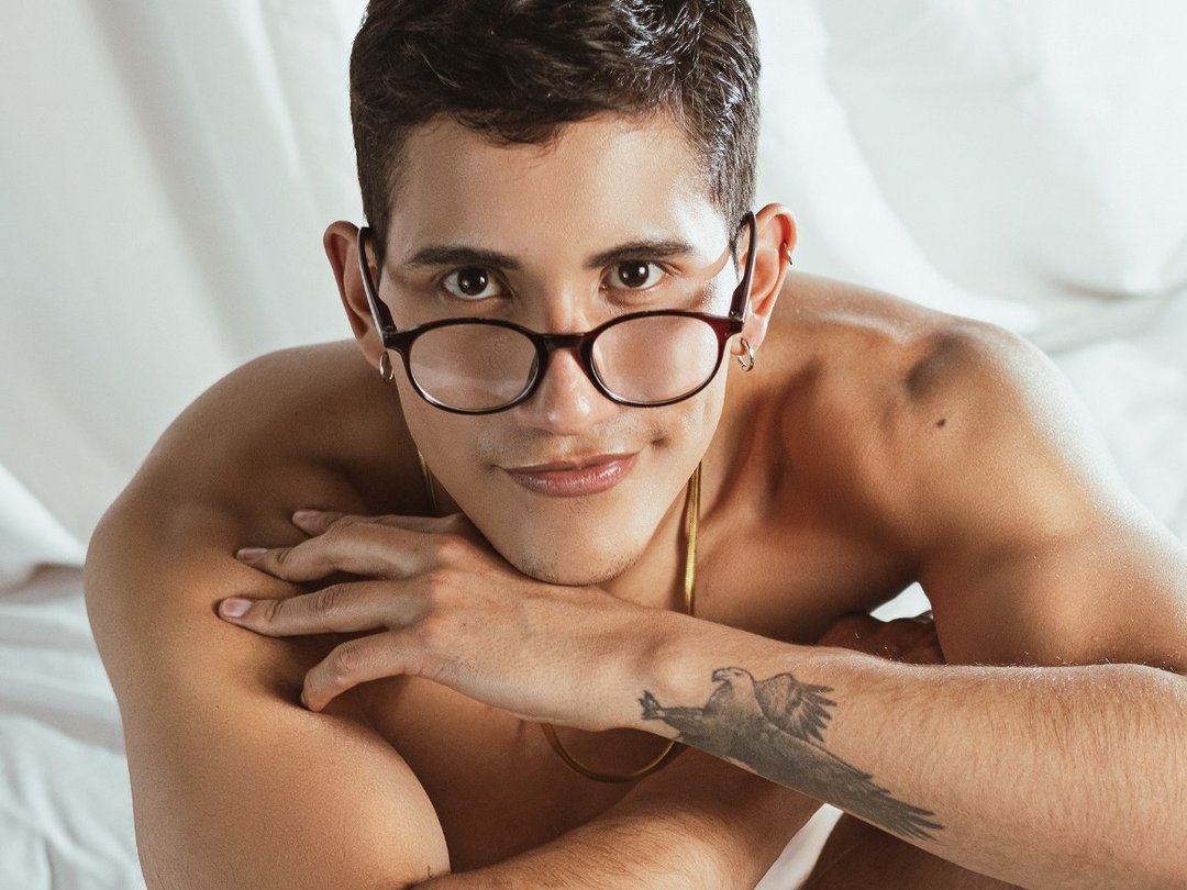 Emilio_rivs — LIVE on Streamate