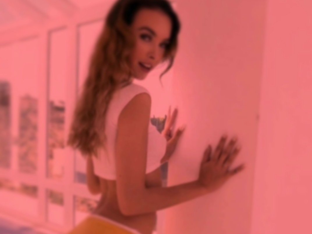 EroticElla — LIVE on Streamate