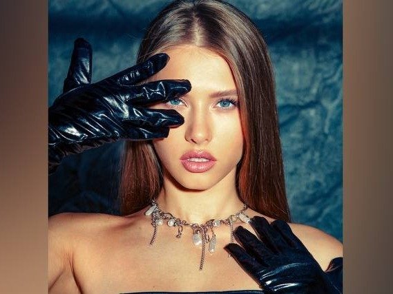 FlexyVelvet — LIVE on Streamate