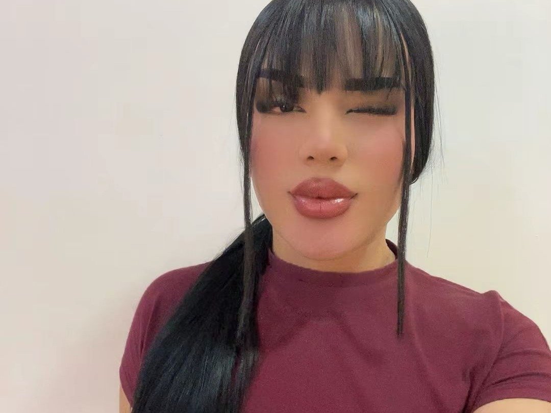 GlossyyBratz — LIVE on Streamate