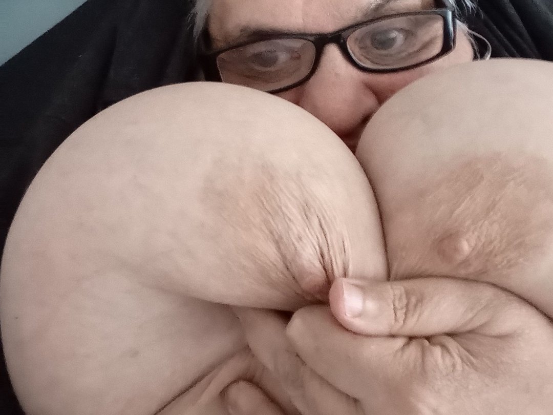 GrannyHugeBoobs on Streamate