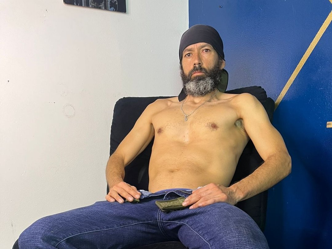 Jorge_Perezz — LIVE on Streamate