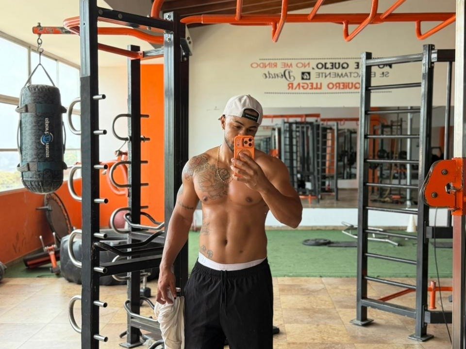 Rocco_Corvus — LIVE on Streamate