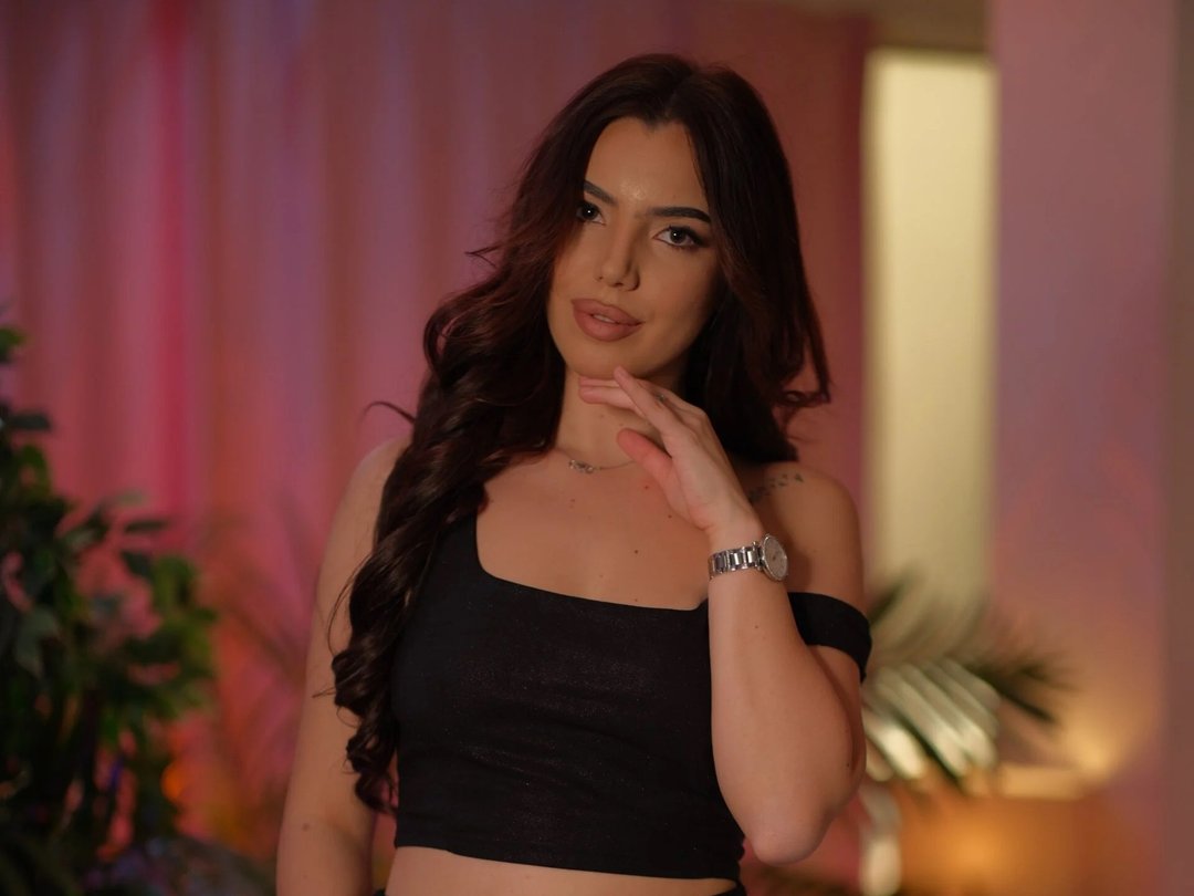 SabrinaDellynn — LIVE on Streamate