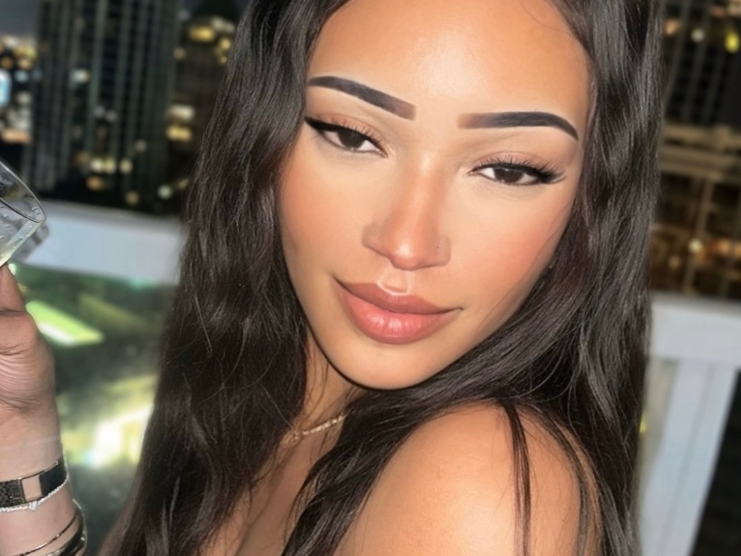 ValeriaImaniLin — LIVE on Streamate