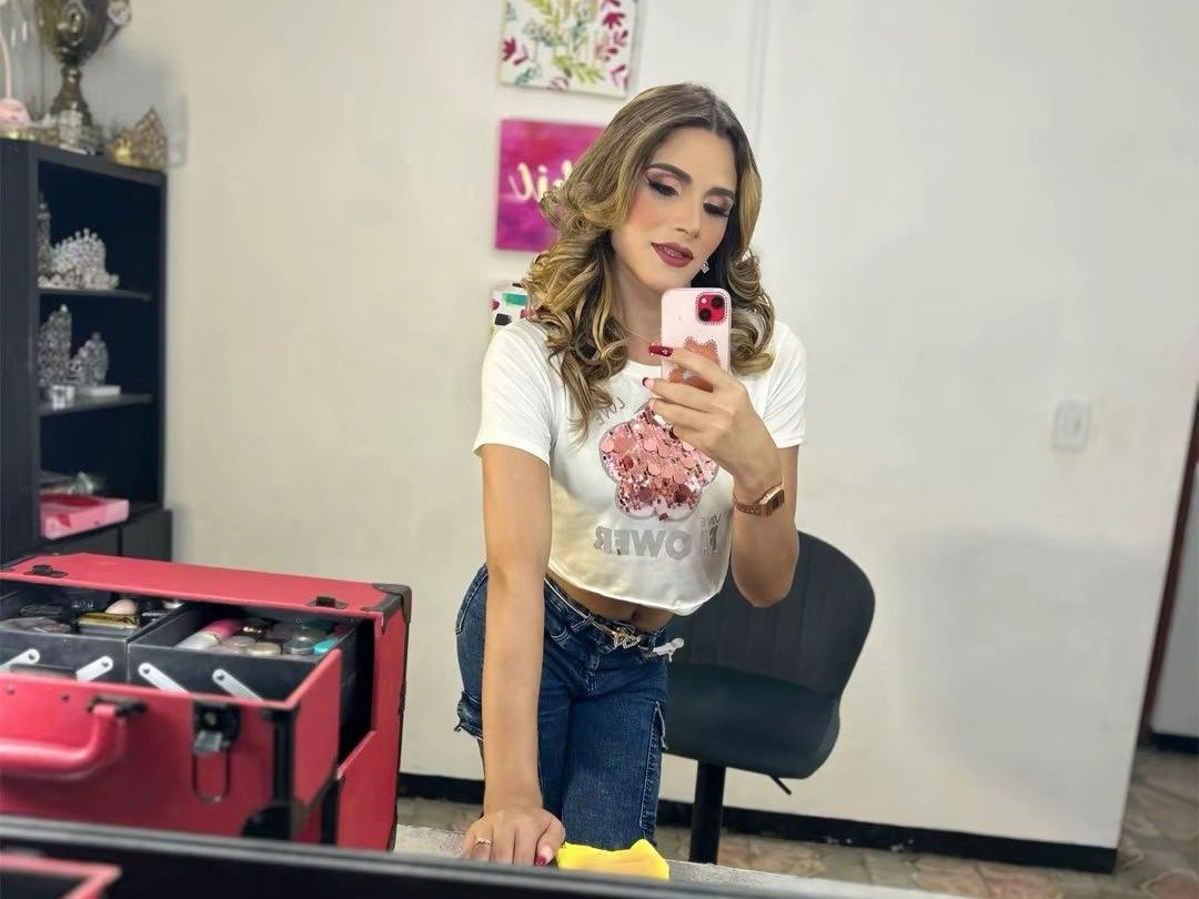 VeroSuit — LIVE on Streamate