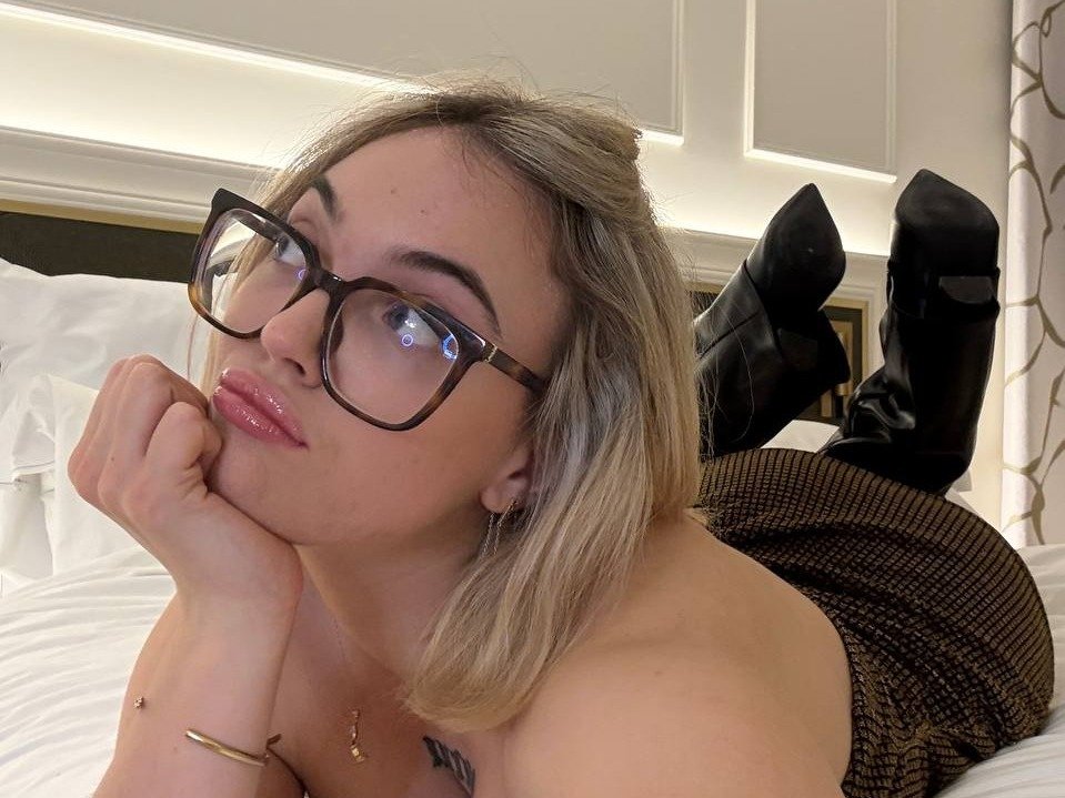 Zoeypinkmask — LIVE on Streamate