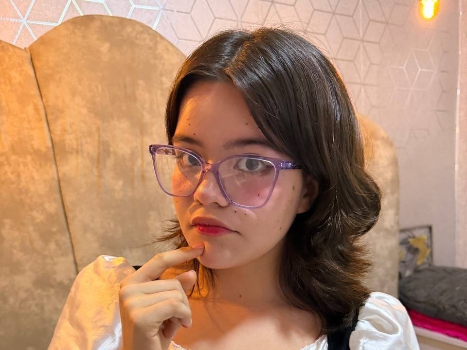 alexamiss18 — LIVE on Streamate