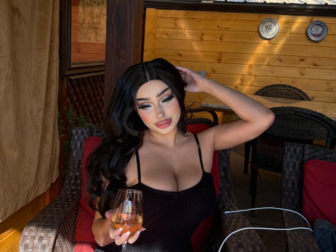 busty_italianArianna — LIVE on Streamate