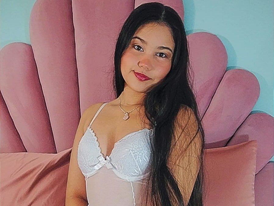 emma_clarke18 — LIVE on Streamate