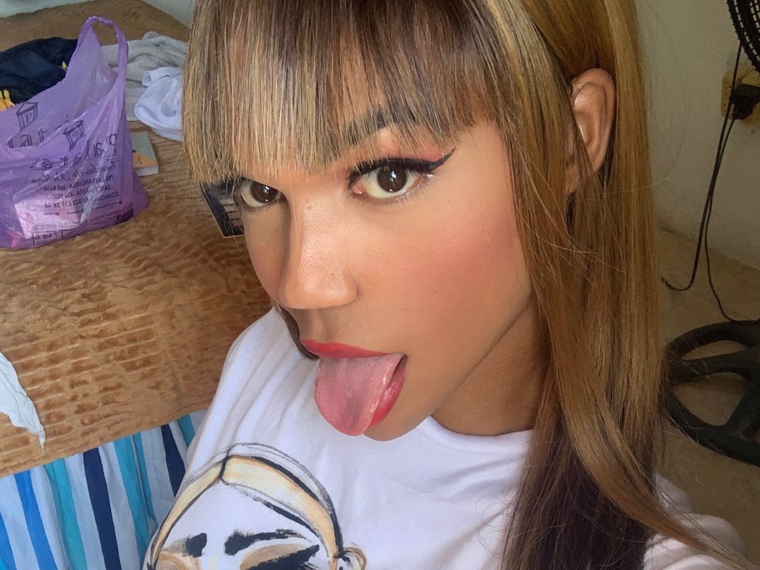 freyjalaveau — LIVE on Streamate