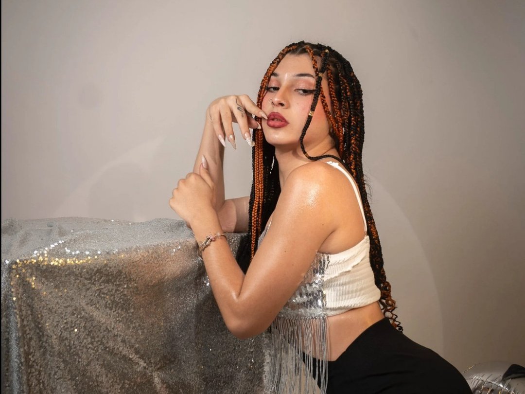 mlucreciasucker303av — LIVE on Streamate