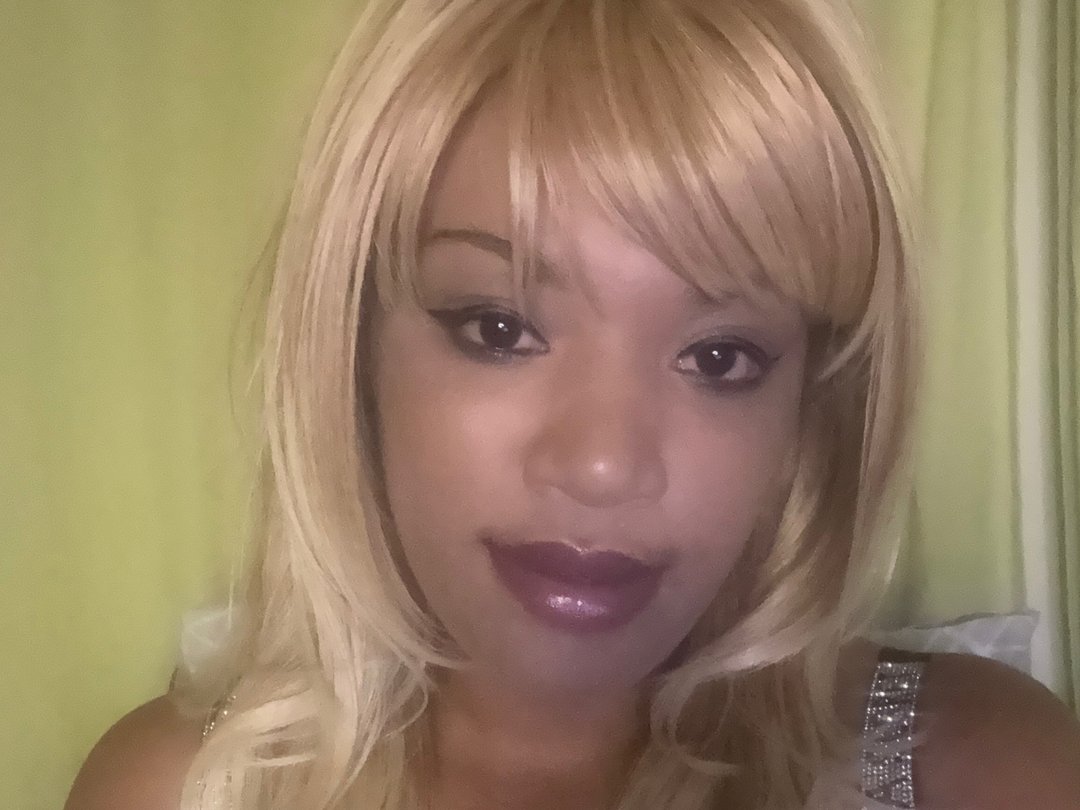 thekelliecapri — LIVE on Streamate