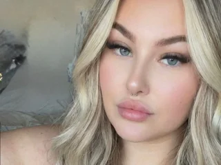 CurvyCarlyyyX live