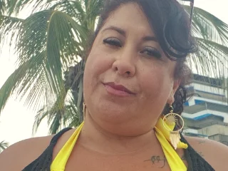 Curvyfirelatina live