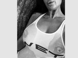 ChloeVaynee is live now!