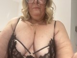 MoistCurvyChanel live cam