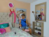 andreshot22 is live now!