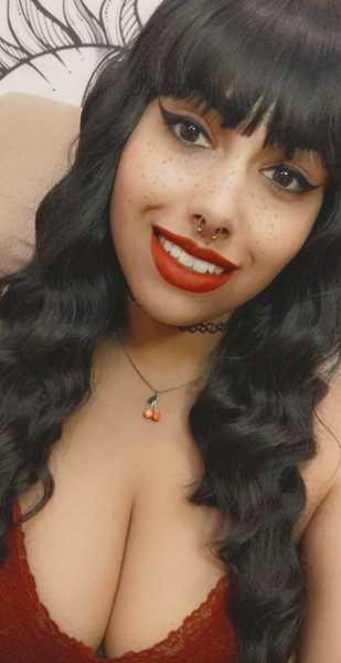 CurvyKisses