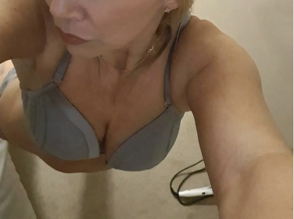 elly49 from Jerkmate