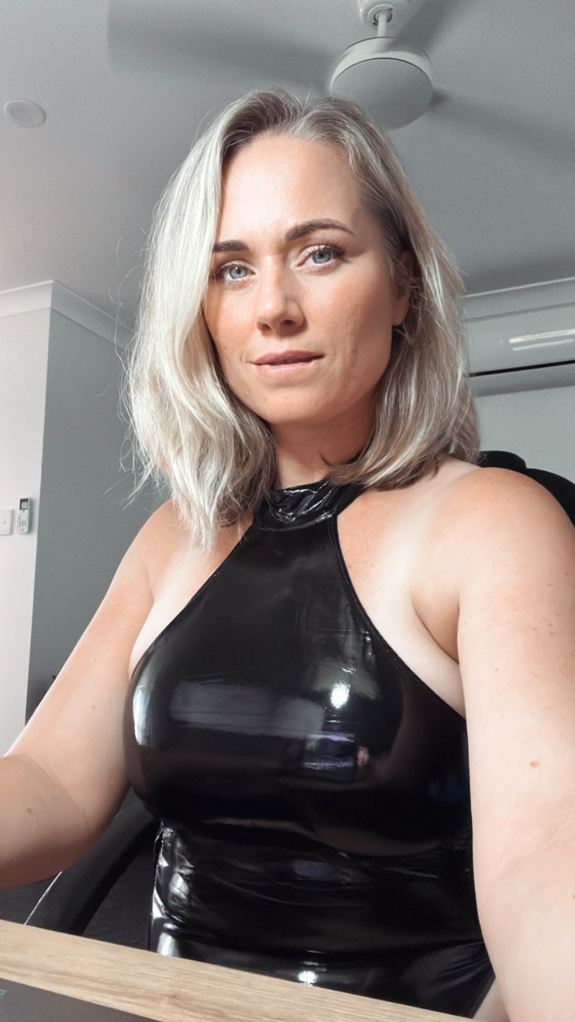 katedivineuk from Jerkmate