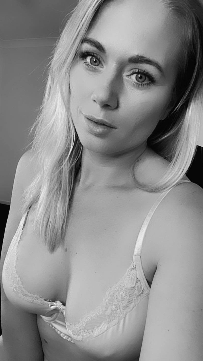 katedivineuk from Jerkmate
