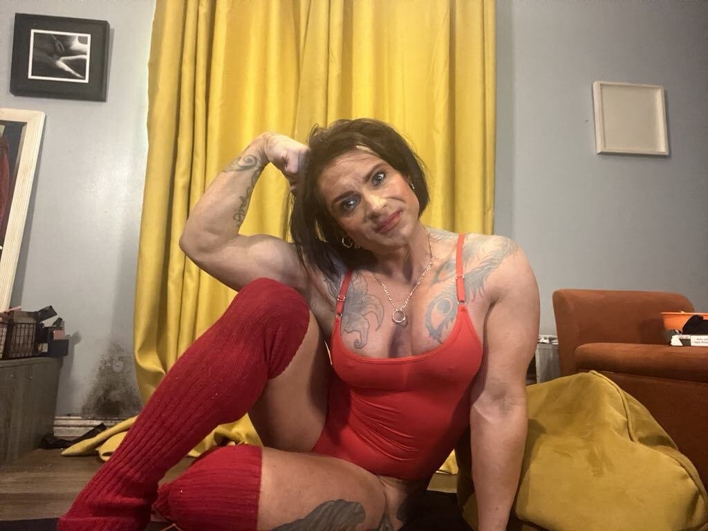 NiceMuscleGirlXZXZ