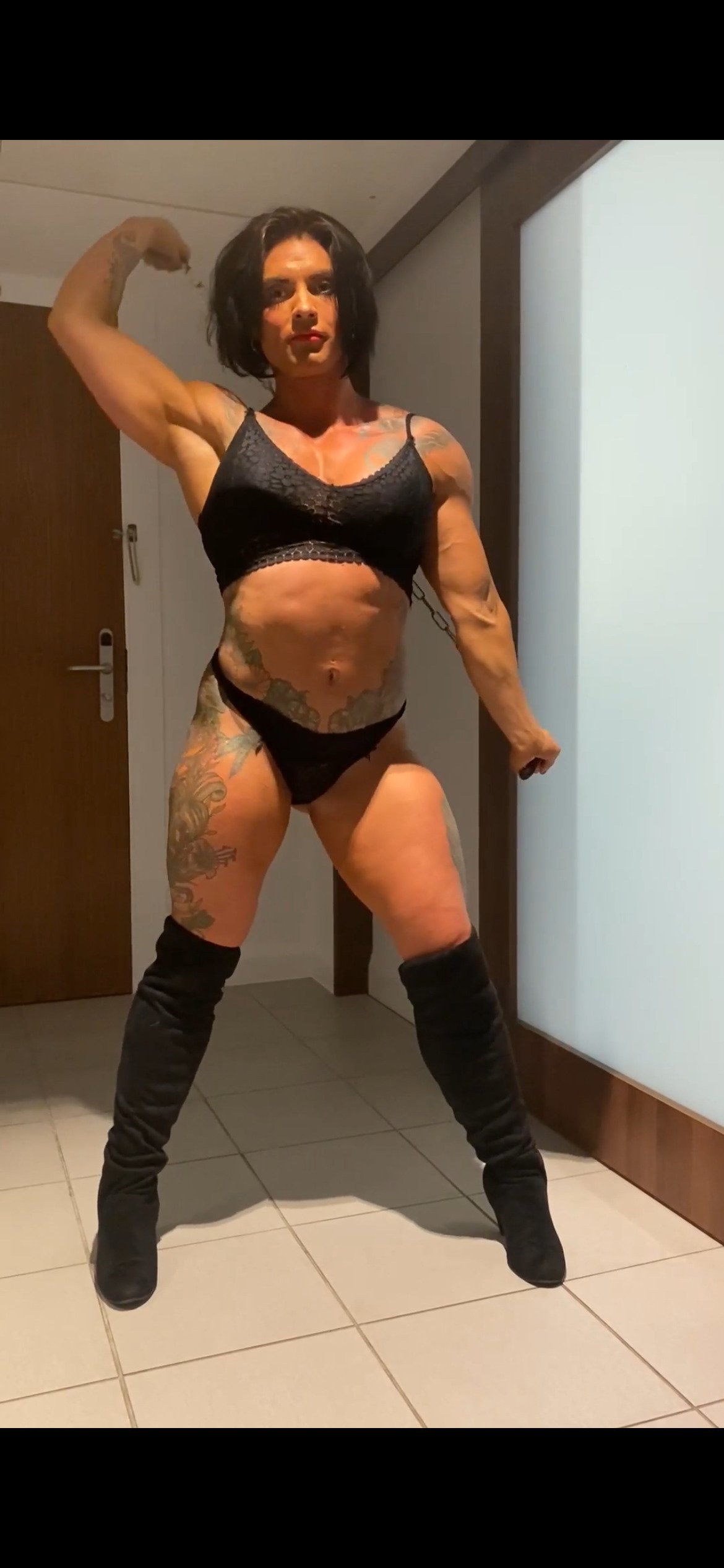 NiceMuscleGirlXZXZ