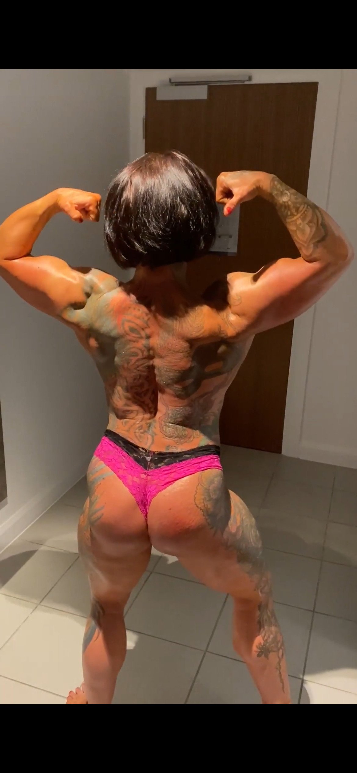 NiceMuscleGirlXZXZ